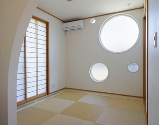丸窓のある和室。の写真