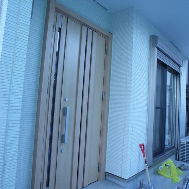 LIXIL | F様邸 東京都（玄関ドア）40万円 | 玄関ドアのリフォーム事例 | リフォーム事例と費用の相場 | リフォーム