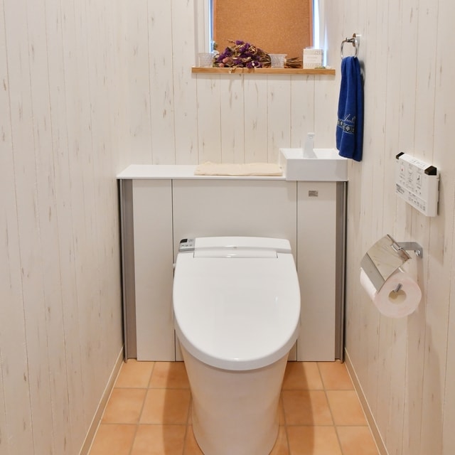 LIXIL リフォーム リフォーム事例と費用の相場 トイレのリフォーム事例 ヘリンボーン壁が粋な北欧
