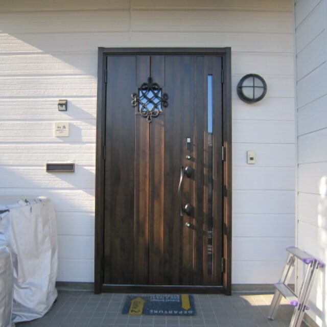 LIXIL リフォーム リフォーム事例と費用の相場 玄関ドアのリフォーム事例 K様邸（玄関ドア）