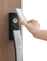 LIXILの玄関ドア・引戸は電気錠タイプでも全て鍵穴がついているので、停電時でも手動鍵を使えば開け閉めできます。扉自体に電池を入れているタイプの場合は、停電時でも普段と同じように使えます。