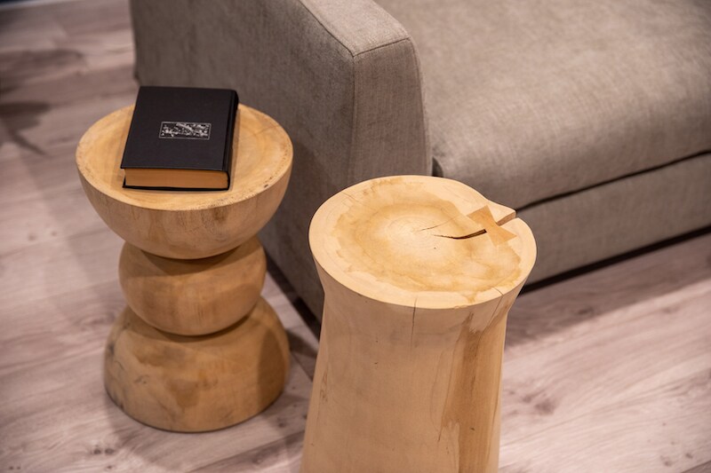 切り株のようなデザインの木製スツールは「SIDE TABLE & STOOL LOLO」（NOWHERE LIKE HOME）